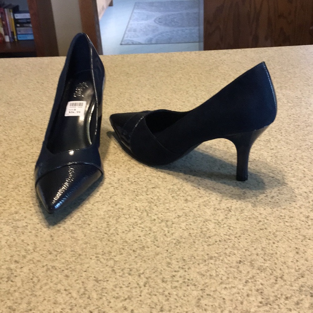 Fioni- Navy Blue Heels -Sz 8 - NWT